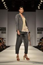 Model walk the ramp for Ashish Soni Show at Wills Lifestyle India Fashion Week 2012 day 4 on 9th Oct 2012 (43).JPG